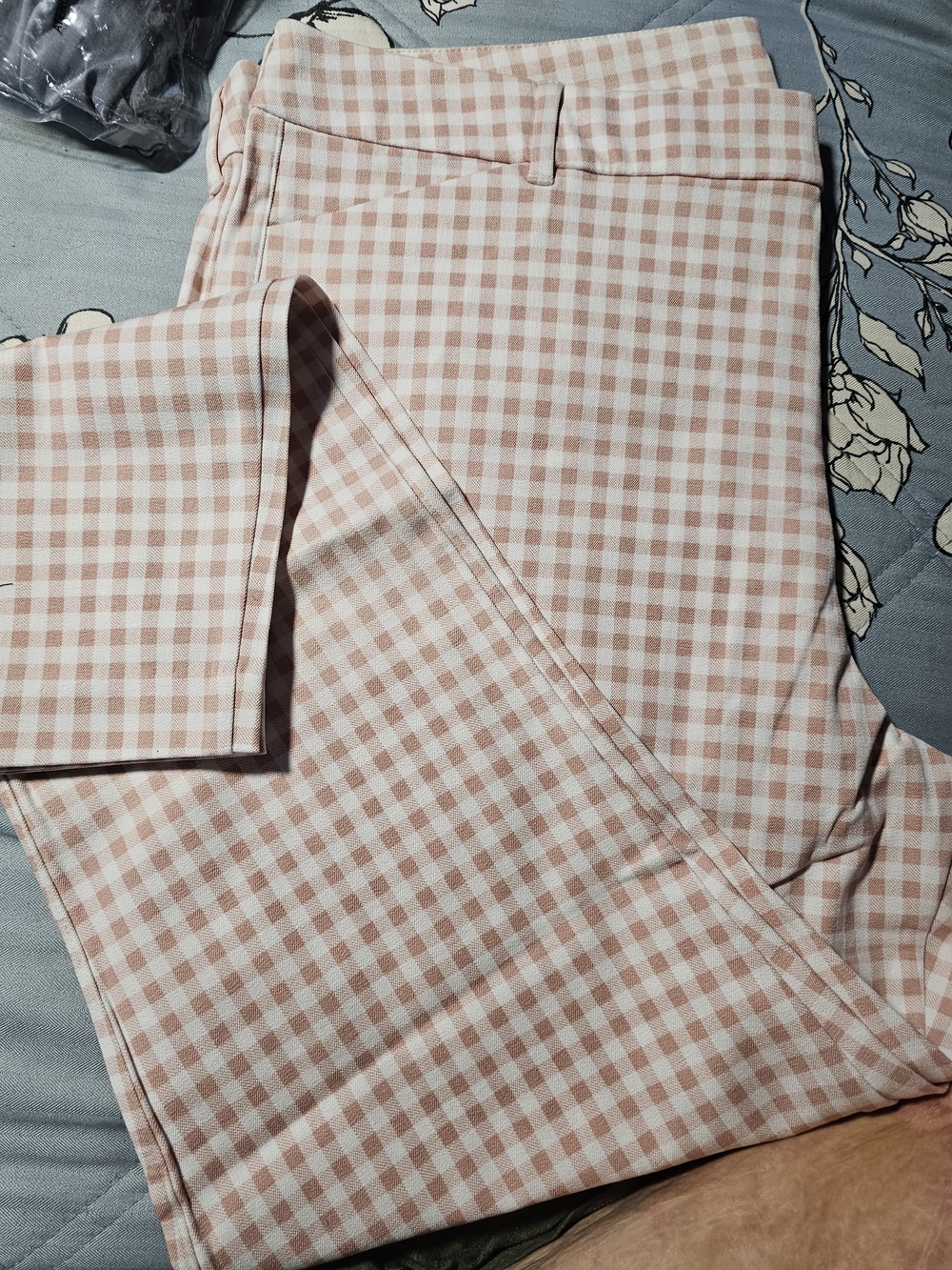 Old Navy Pink Gingham Women’s Pixie Pant - Picture 2 of 9